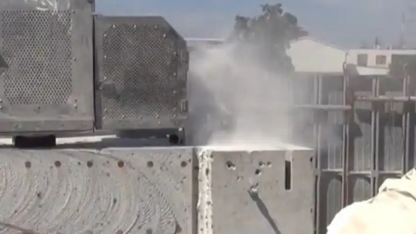 集塵機が未稼働で、粉じんが舞い上がっている様子。