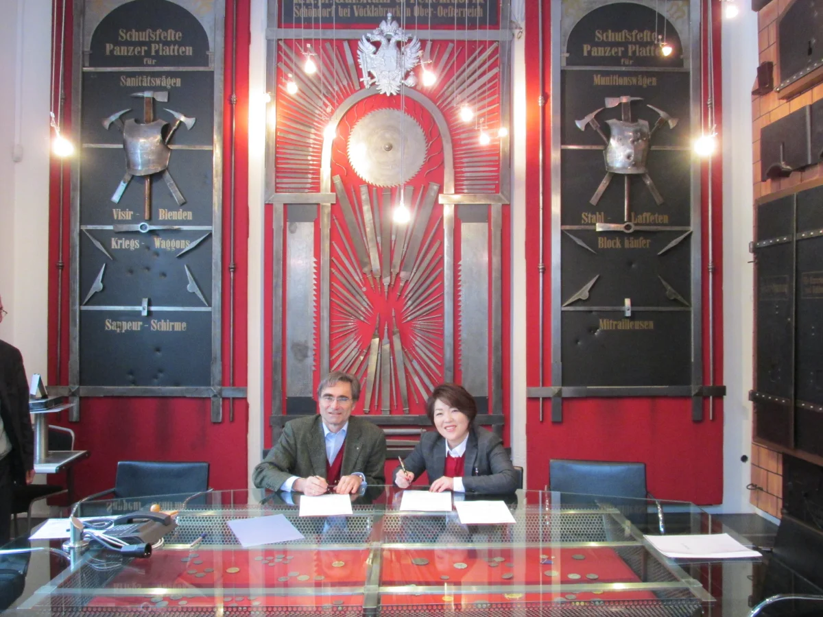 オーストリアのBRAUN Maschinenfabrik 本社にて、ブラン者と当社社長の日野が覚書を締結している様子です。