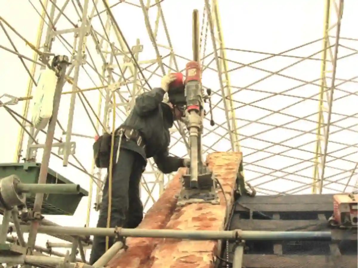 コアマシンの技術説明のページに飛びます。無水コアでレンガを削孔している様子です。