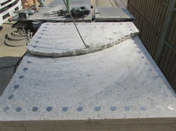 鉄筋が入っているコンクリートの切断面です。