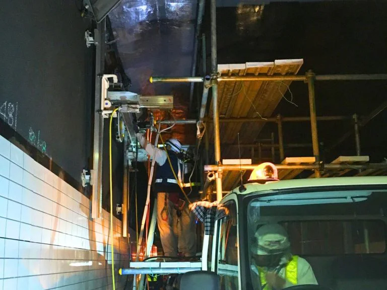 無水ウォールソーで施工している様子です。トンネル内を施工しています。